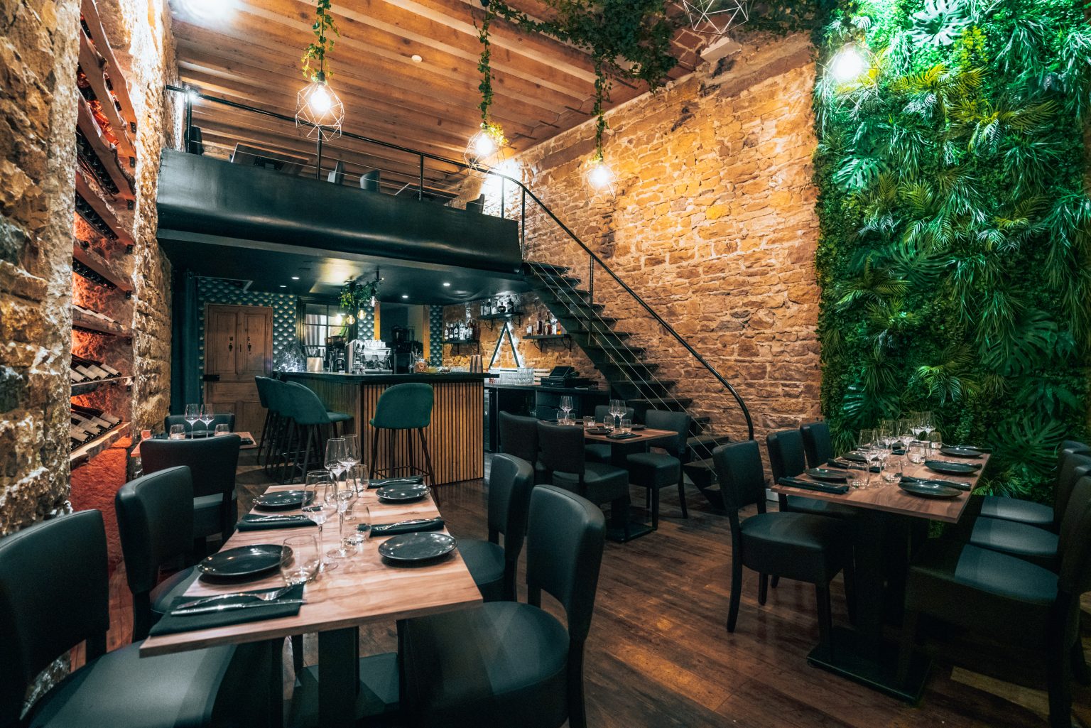 Salle chaleureuse d'Art Restaurant, tables dressees