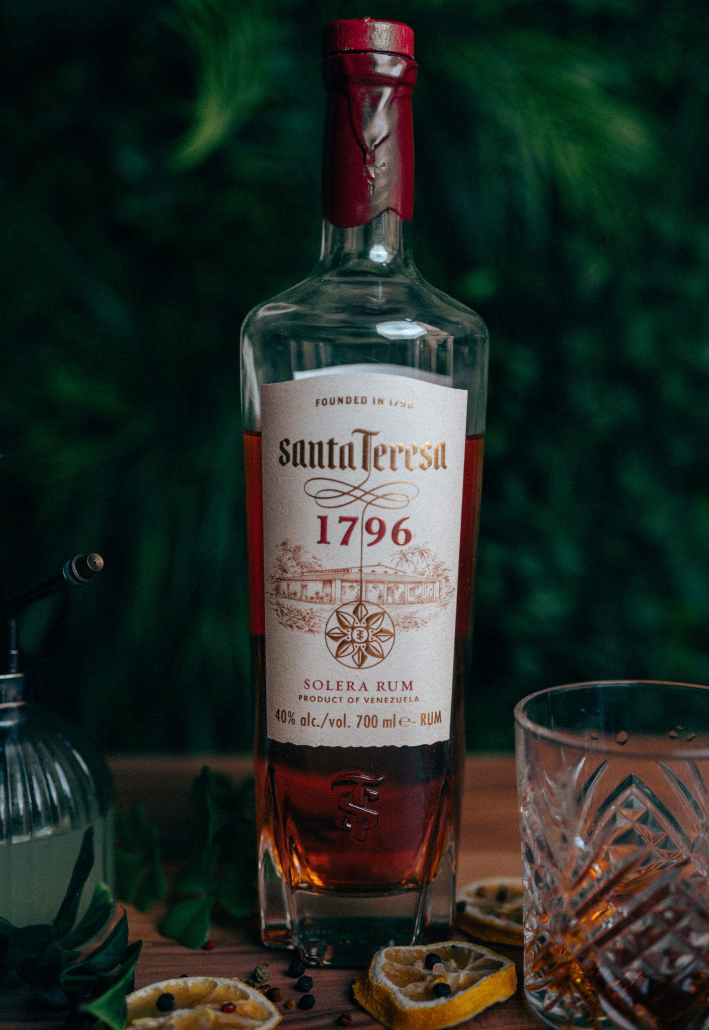 Bouteille de rhum Santa Teresa 1796 en lumiere, bar d'Art
