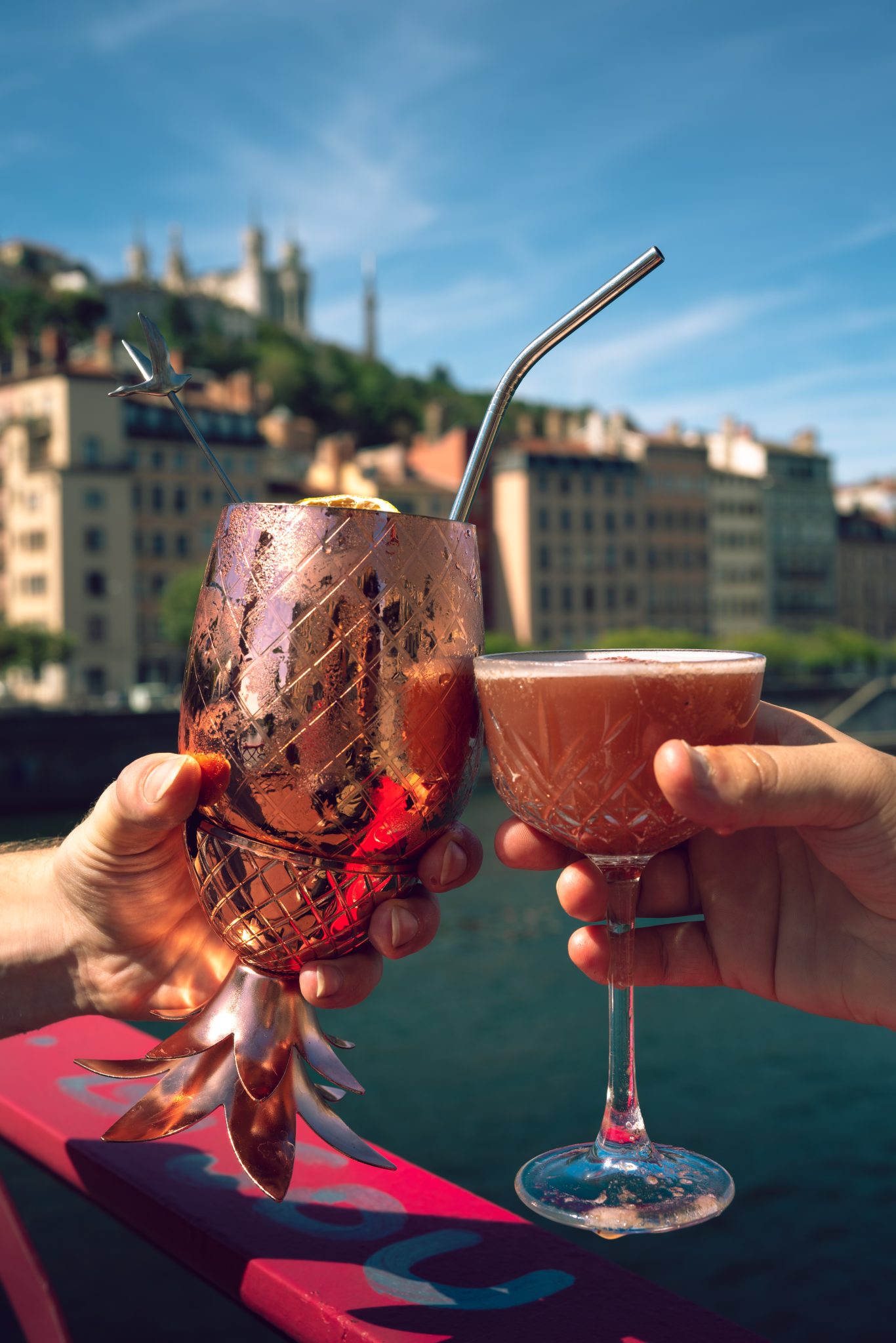 Deux cocktails trinques avec vue sur Fourviere, terrasse d'Art
