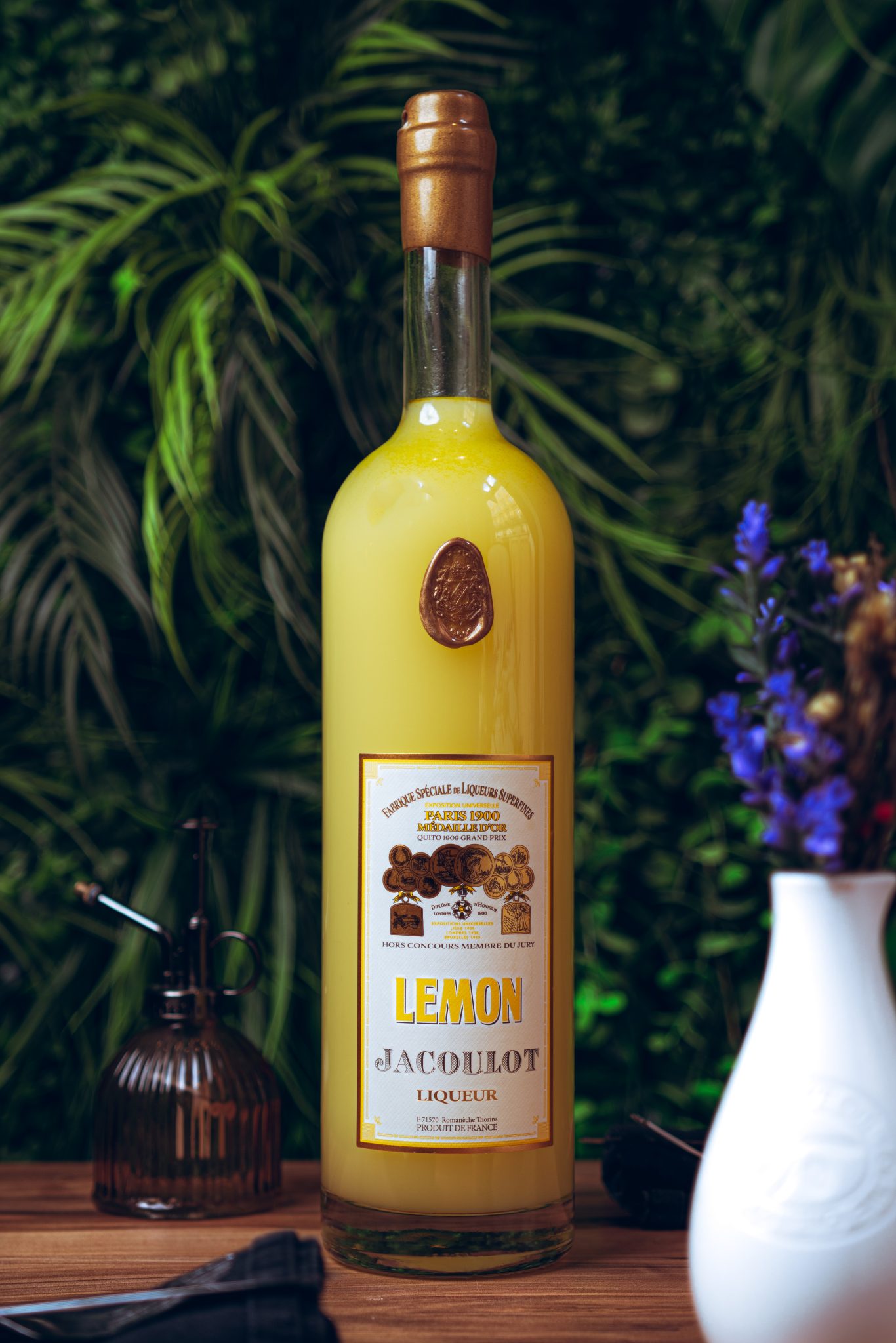 Bouteille de liqueur au citron sur la terrasse vegetale d'Art