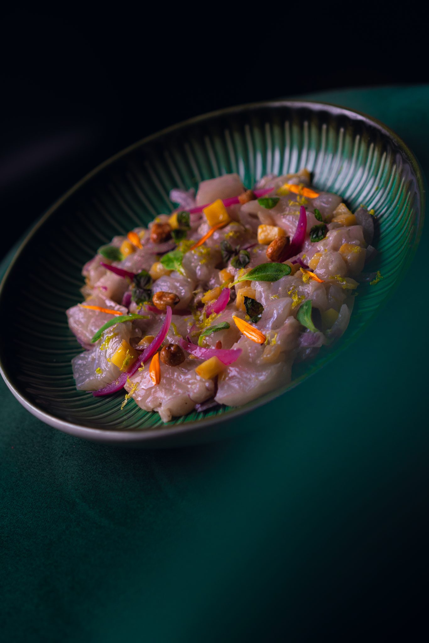Ceviche dresse dans un bol vert, Art Restaurant