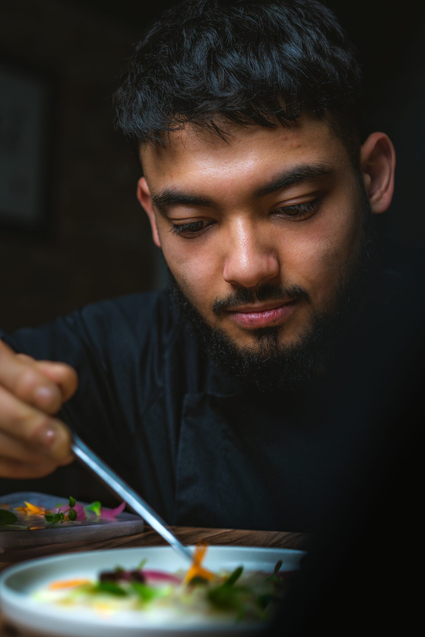 Jordan, cuisinier d'Art Restaurant, en plein dressage