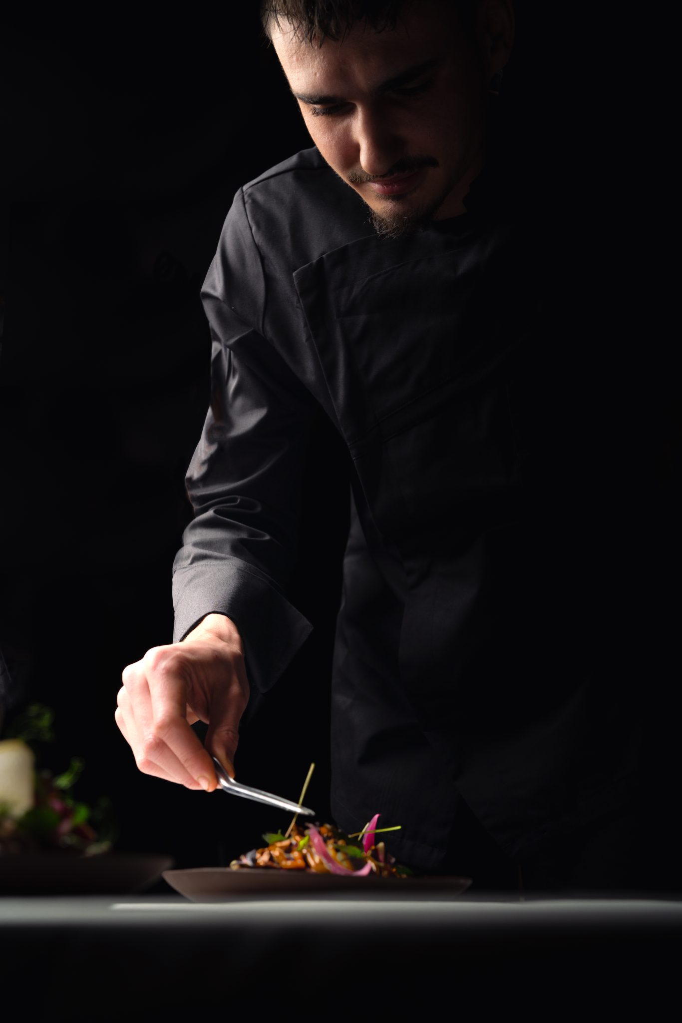 Cuisinier dressant une assiette en cuisine, Art Restaurant