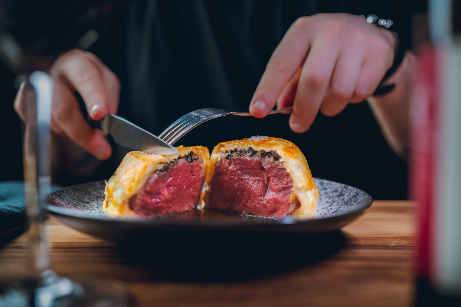 Boeuf Wellington tranche, plat signature d'Art Restaurant