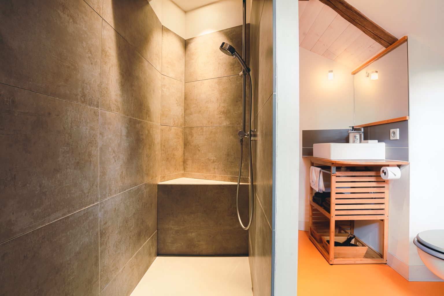 Douche a l'italienne et vasque contemporaine