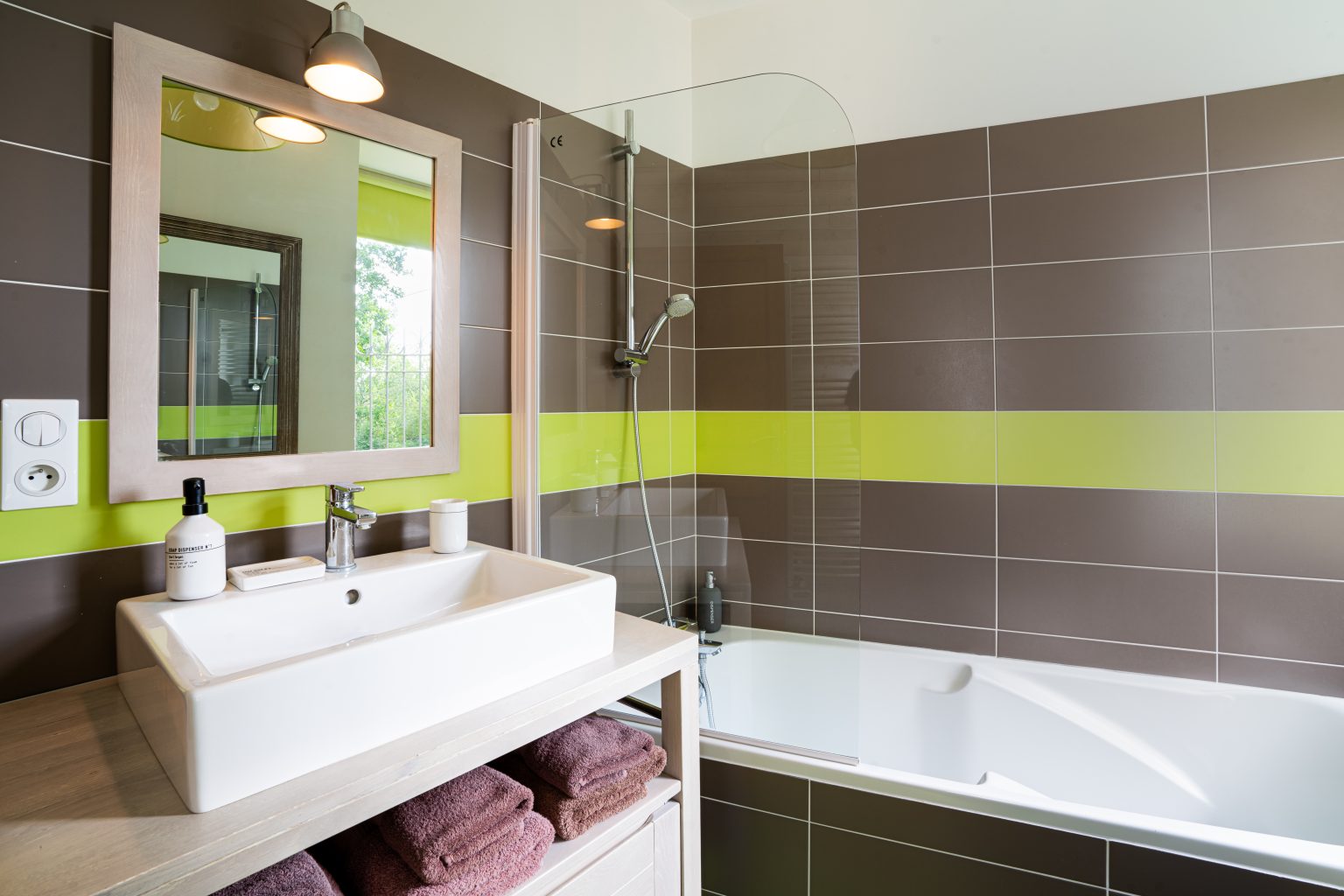 Salle de bain du gite avec baignoire et vasque