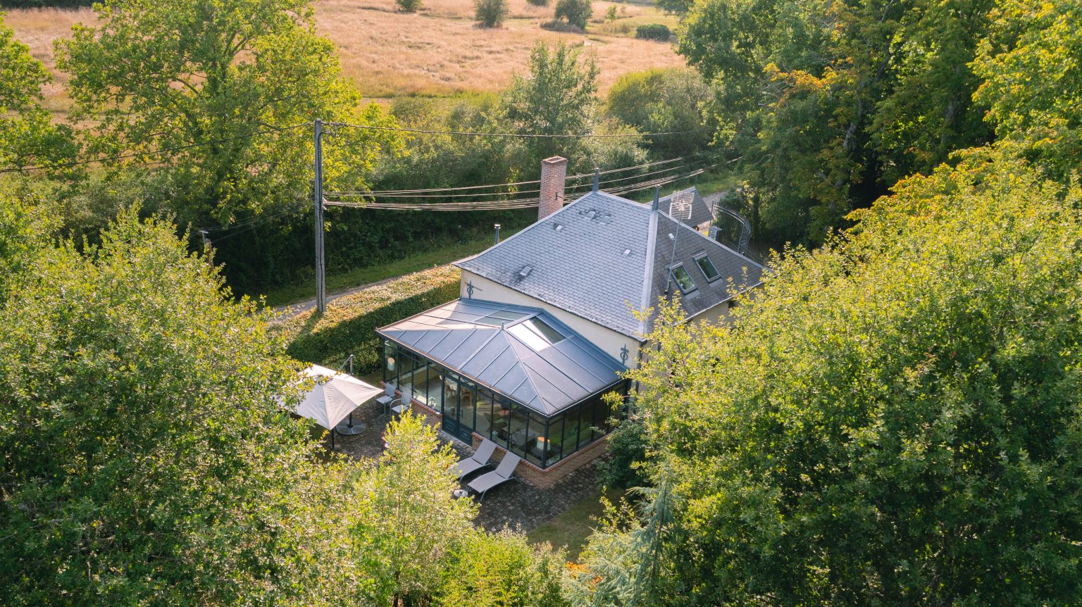 Vue aerienne du Gite de l'Ormoy dans son parc, en Sologne