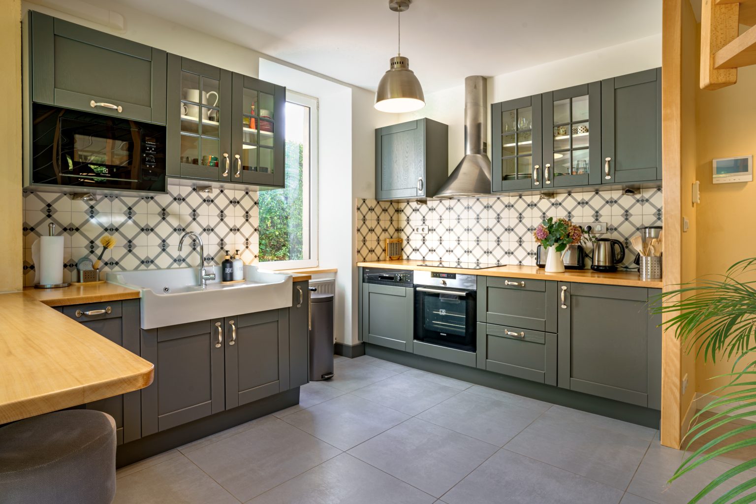 Cuisine equipee aux carreaux de ciment et facades grises