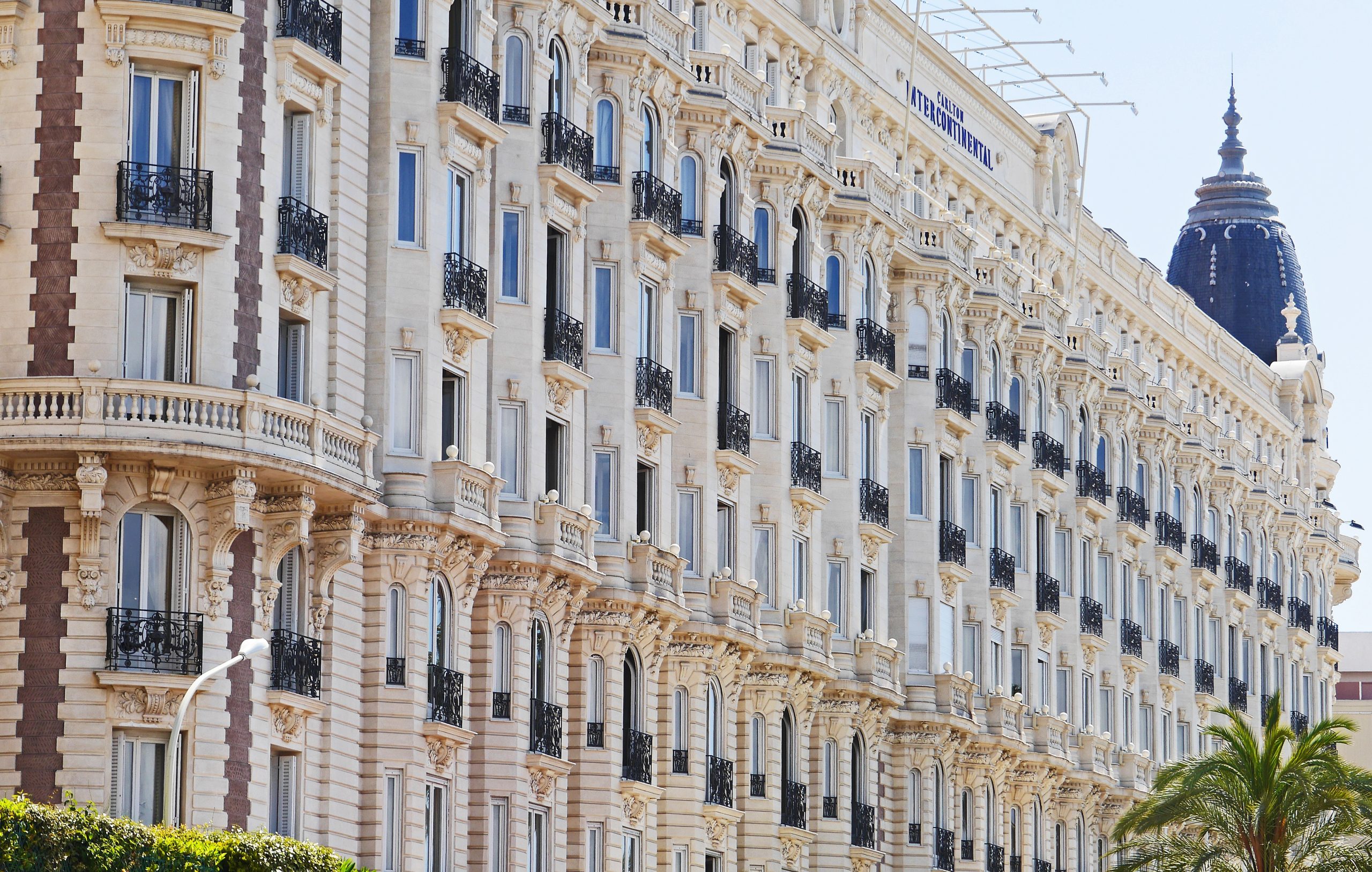 Vidéaste à Cannes, le bord de mer et la ville