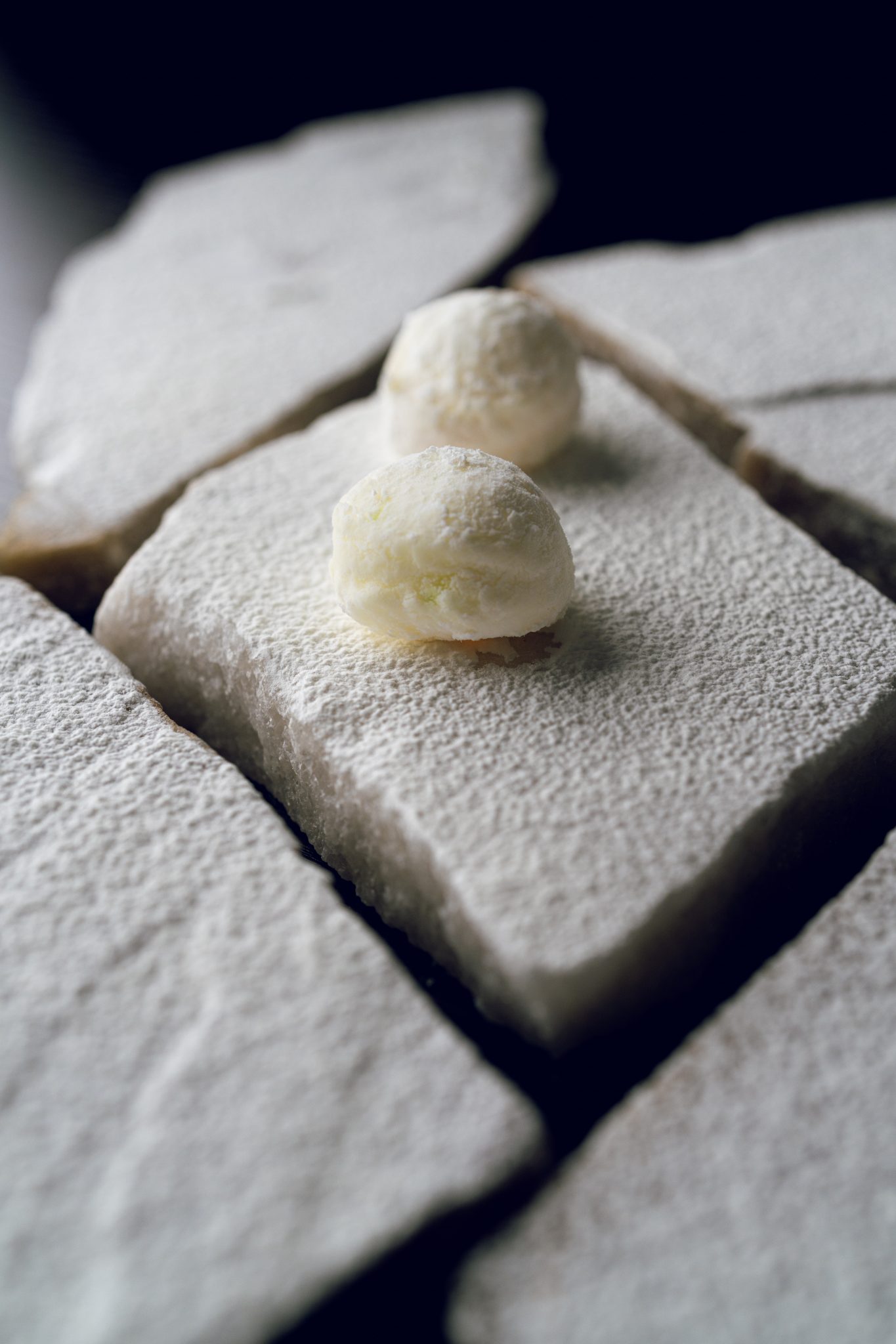Dessert immacule, deux quenelles sur ceramique blanche