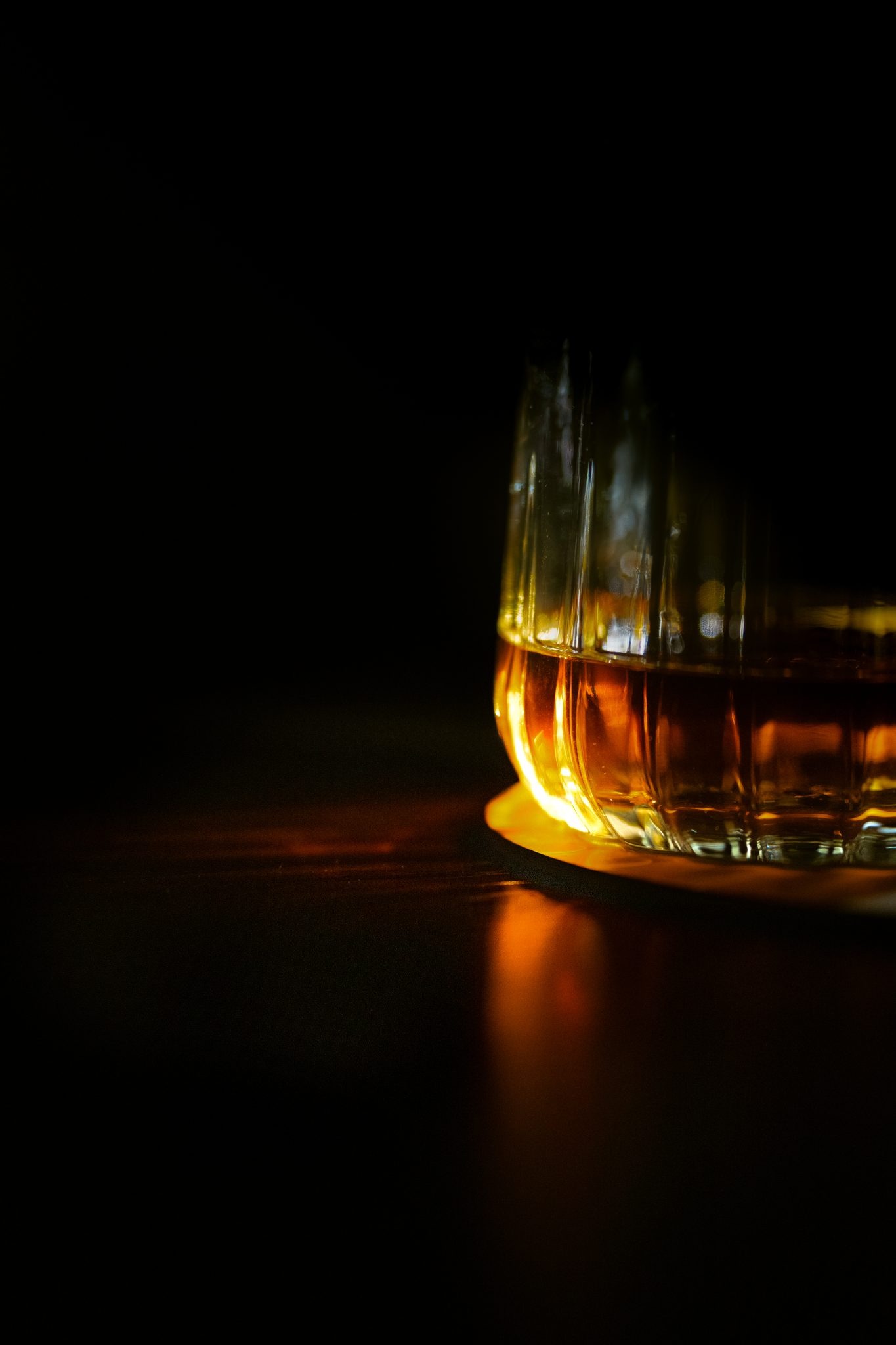 Verre d'ambre en lumiere tamisee, ambiance du bar d'Astral
