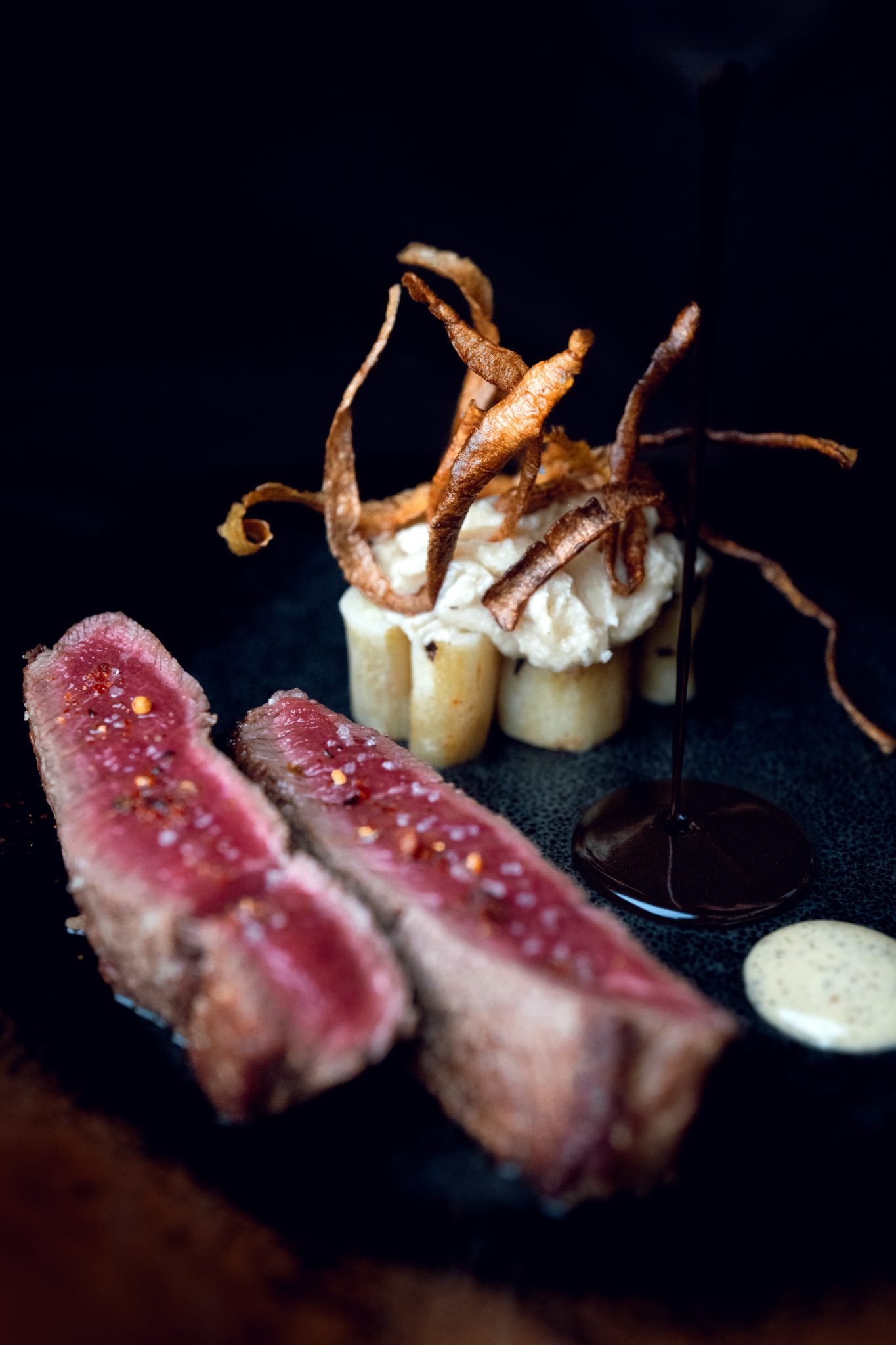 Piece de boeuf saignante dressee, cuisine gastronomique Astral