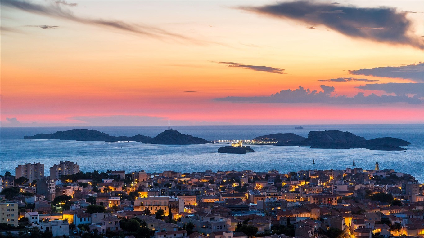Vidéaste à Marseille, le port et la ville au coucher du soleil