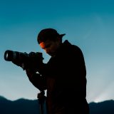 Lucas Sajot, réalisateur, en silhouette derrière sa caméra
