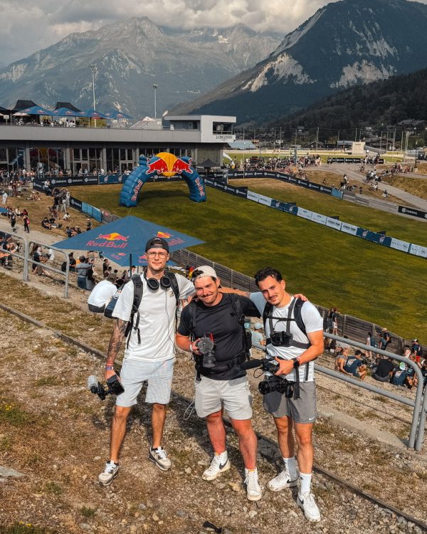 Lucas Sajot et son équipe de cadreurs lors d'un tournage L'Oréal et Red Bull à Courchevel