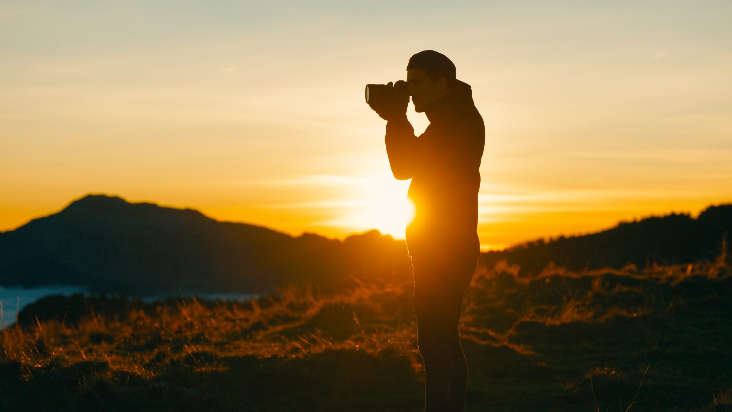 Lucas Sajot en tournage au coucher de soleil, caméra à l'épaule