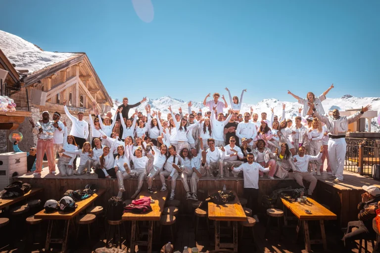 Foule en fête sur la terrasse de la Folie Douce, jour de closing en station