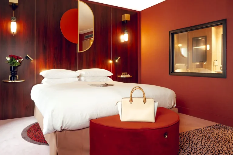 Chambre aux murs rouges du Nest Hotel MGallery à Paris La Défense, mise en scène pour une campagne