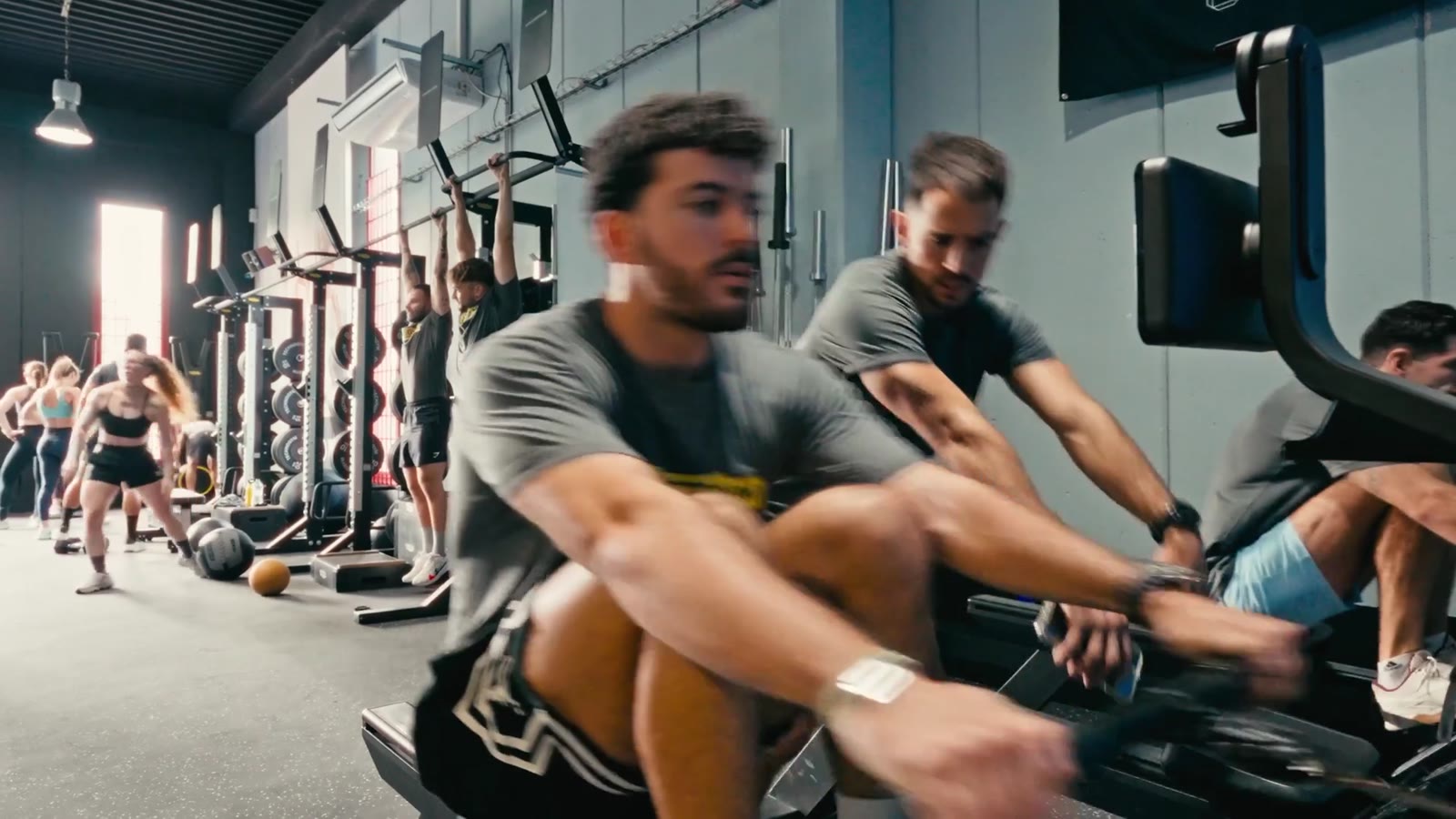 Deux sportifs à l'effort sur des rameurs Technogym, film pour Technogym France