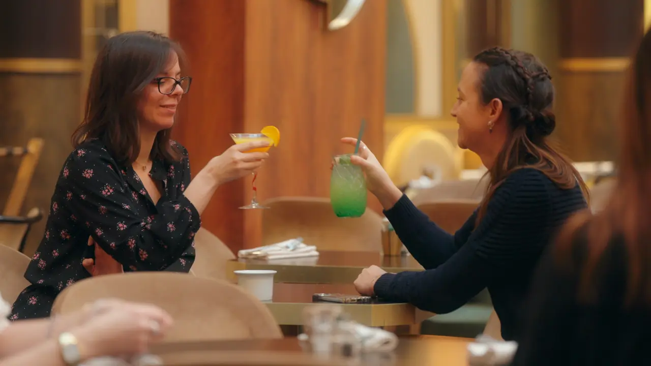 Deux femmes trinquent à la brasserie du Nest Hotel MGallery, image extraite d'un film étalonné