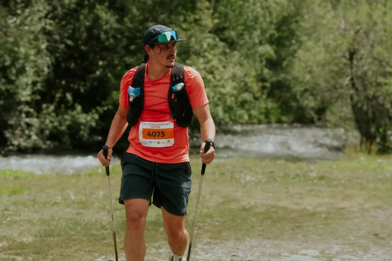 Lucas Sajot en course sur le trail des Summit Games de Val Thorens, dossard et bâtons