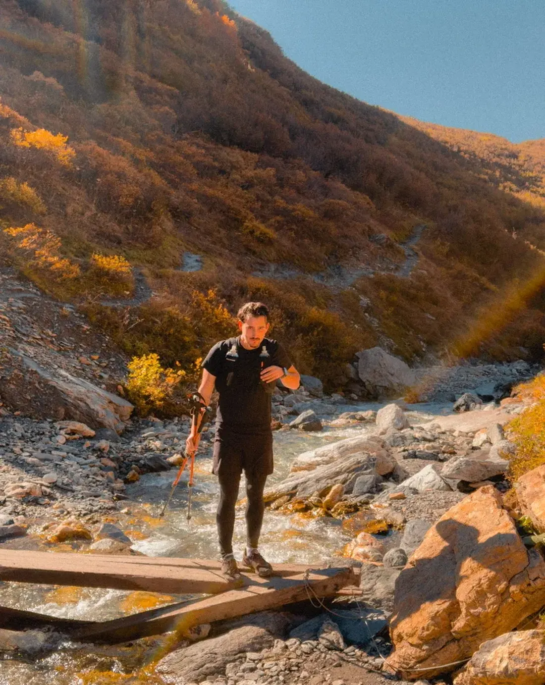 Tournage au bord d'un torrent de montagne dans la lumière rasante d'automne