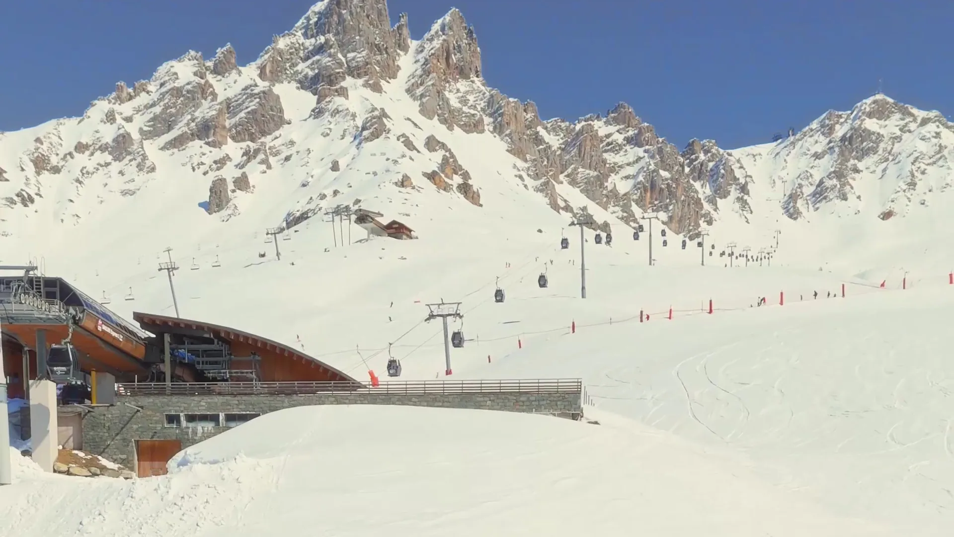 Cabines du Saulire Express et sommets enneigés au-dessus de Méribel