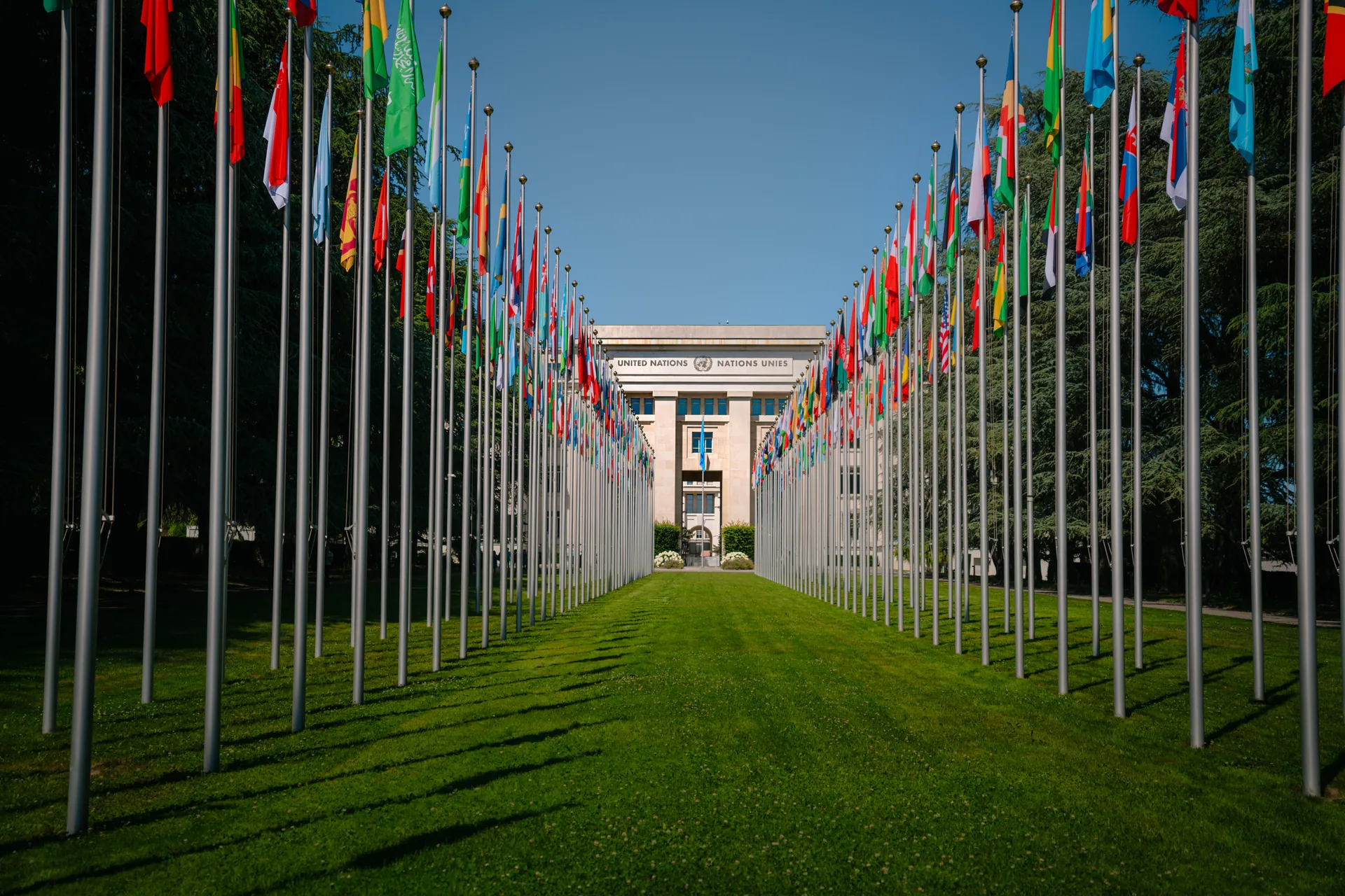 Allée des drapeaux devant le Palais des Nations à Genève, lieu de tournage pour l'ONU