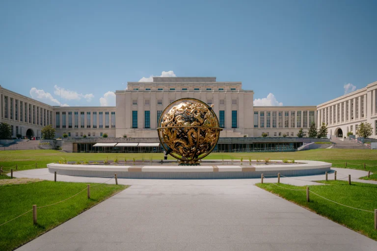 La Sphère céleste dorée devant la façade du Palais des Nations à Genève