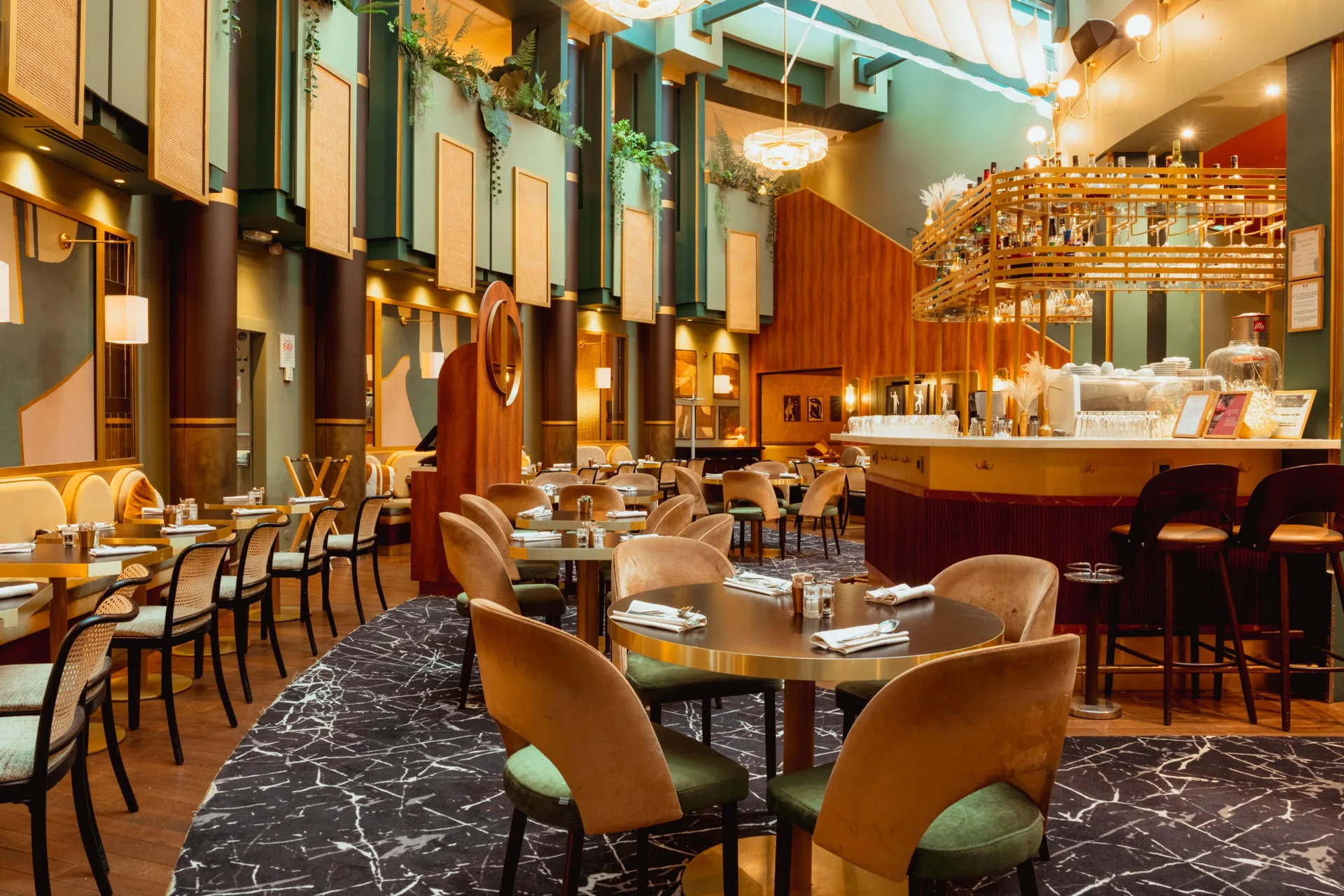Brasserie sous verrière de l'hôtel MGallery Nest, cinq étoiles, à Paris La Défense