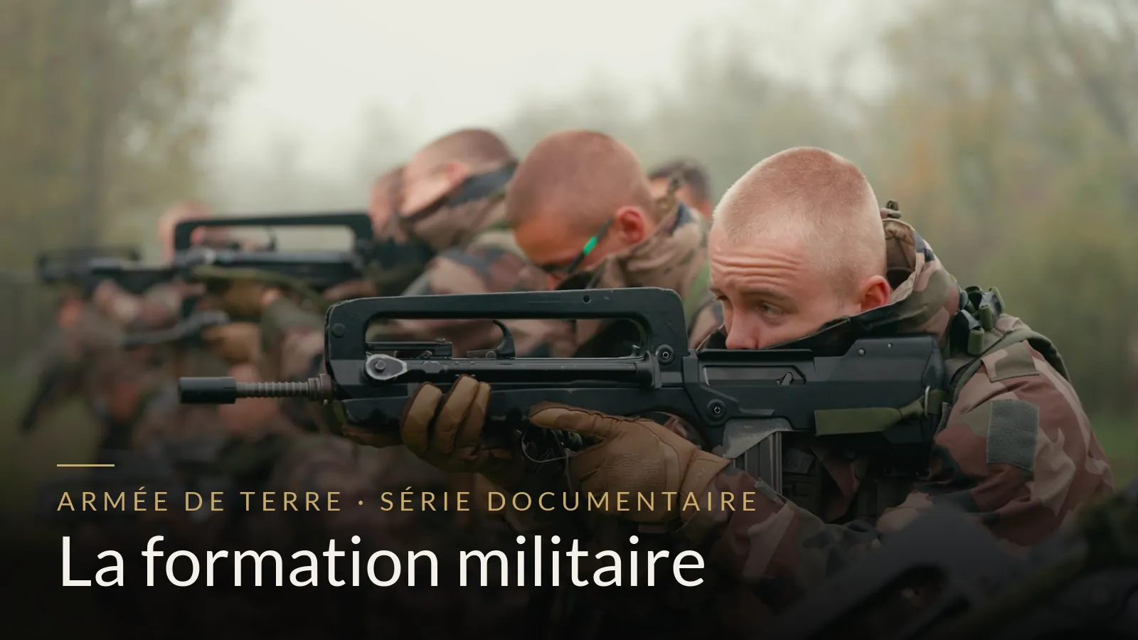 Jeunes engagés en treillis, fusil à l'épaule, en exercice de tir dans la brume, Armée de Terre