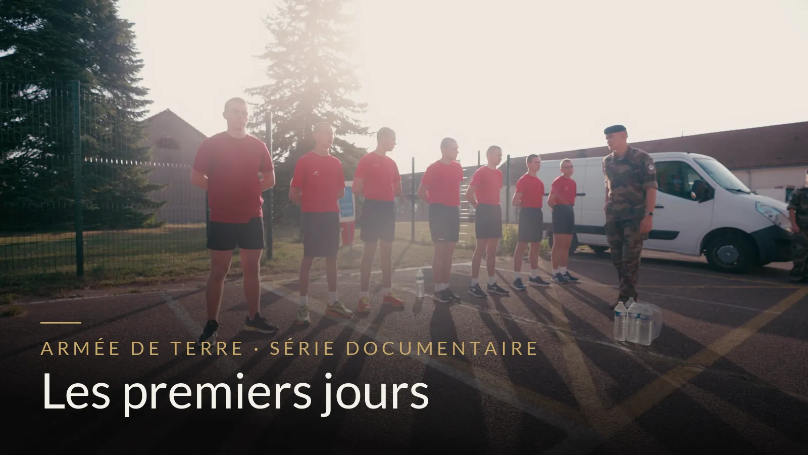Jeunes engagés en tee-shirt rouge alignés devant leur encadrant, premiers jours à l'Armée de Terre