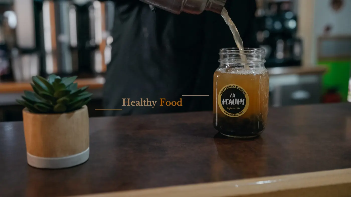 Food film Au Healthy, sauce versée dans un bocal sur le comptoir