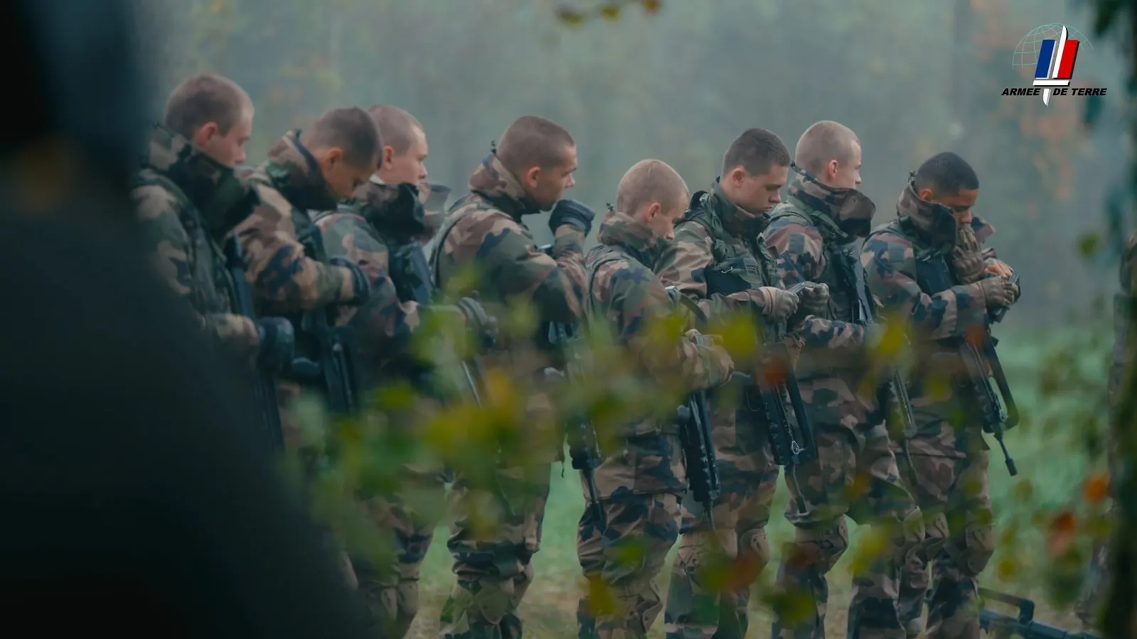 Élèves de l'Armée de Terre en treillis dans les bois, documentaire sur la formation militaire