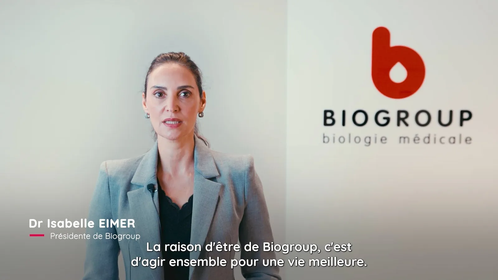Dr Isabelle Eimer, présidente de Biogroup, en interview devant le logo du groupe
