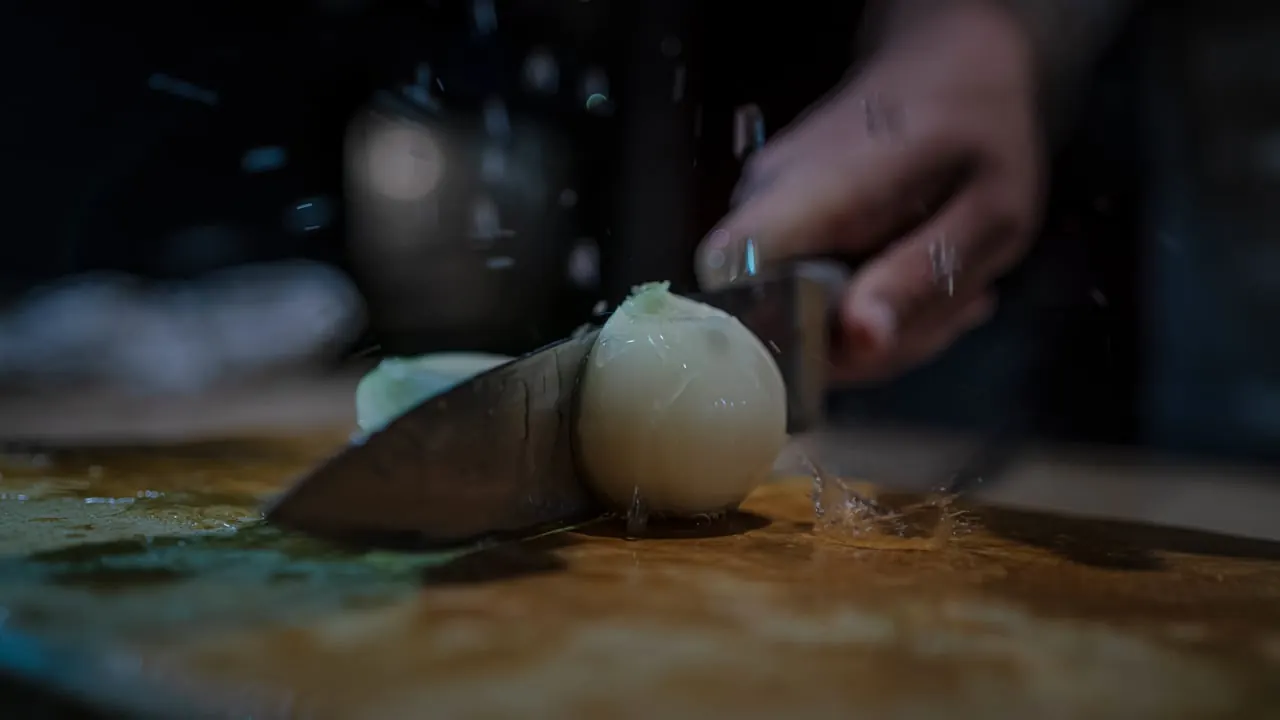 Food film Epic Burger, oignon tranché au couteau