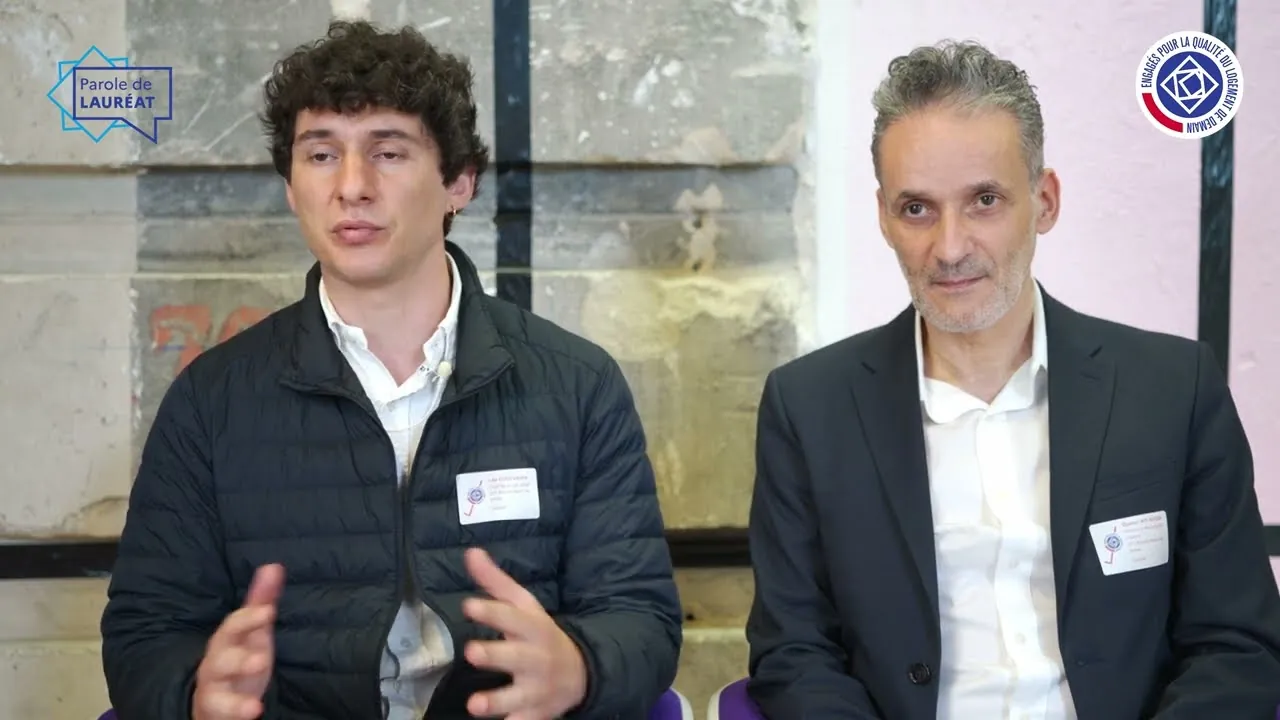 Deux lauréats du programme interviewés côte à côte, devant le même mur de pierre que toute la série