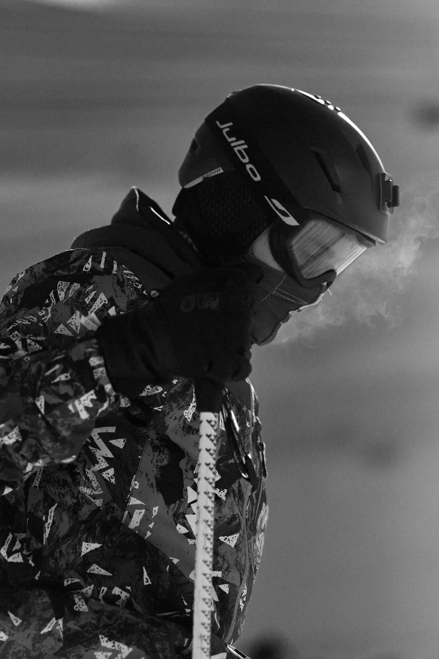 Portrait noir et blanc d'un skieur casqué, le souffle dans le froid, Val Thorens