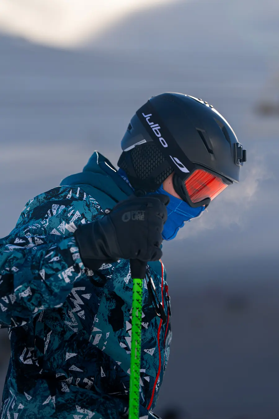 Skieur en veste à motifs, le souffle visible dans le froid, Val Thorens