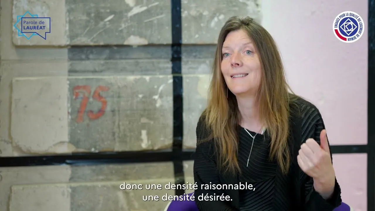 Sous-titres intégrés à l'image pendant l'interview d'une architecte lauréate