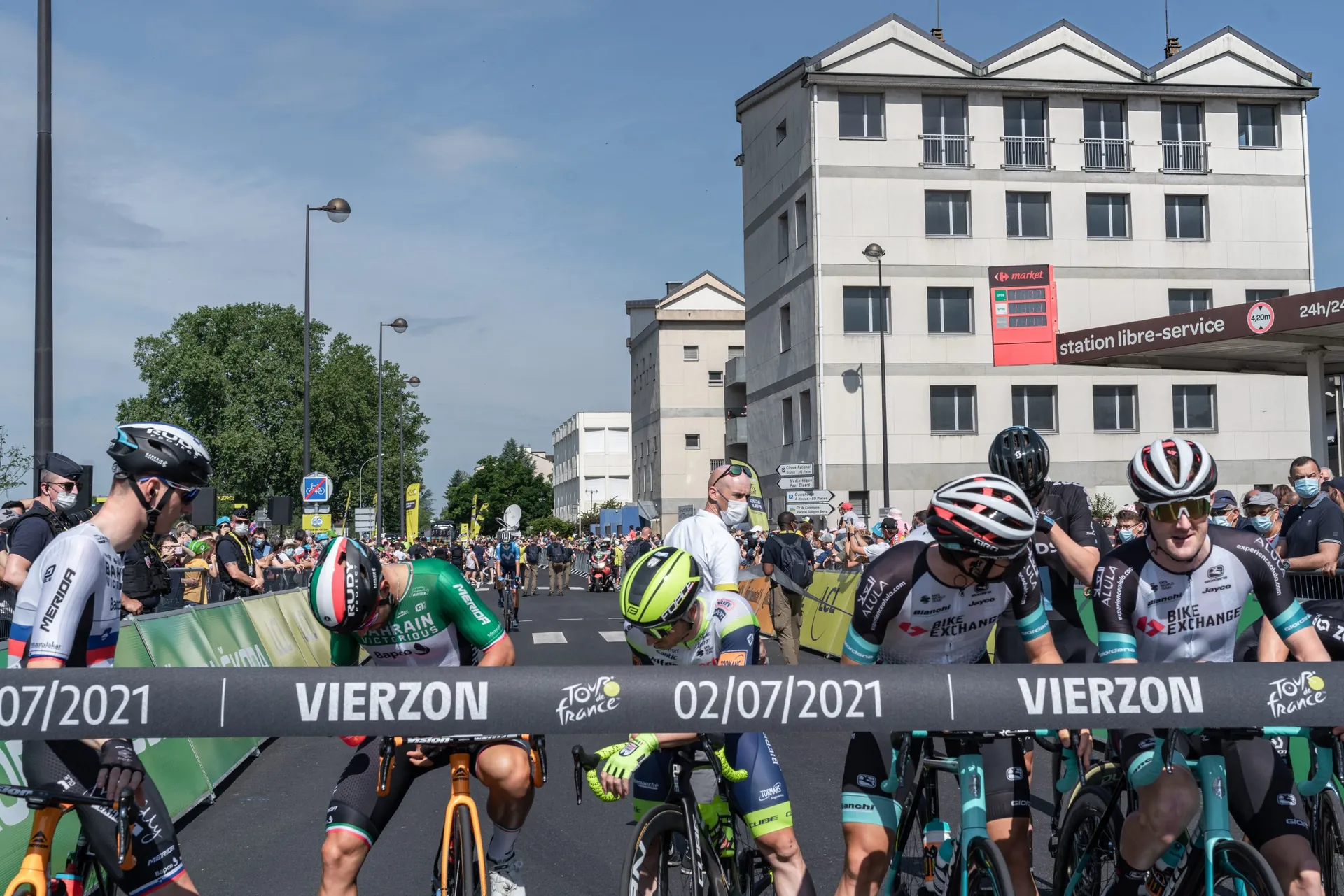 Coureurs du peloton alignés sous la banderole Vierzon 02/07/2021, départ de la 7e étape du Tour de France