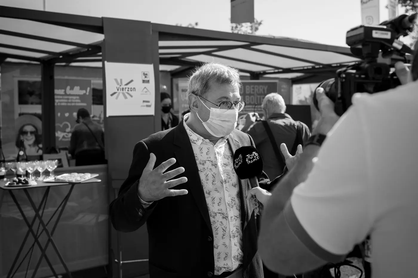 Interview télévisée en marge du départ, en noir et blanc