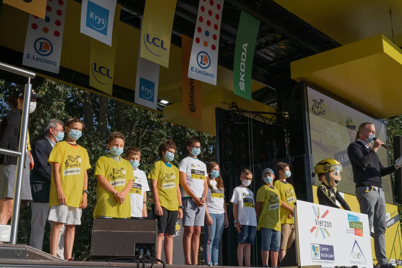 Enfants en maillot jaune alignés sur le podium du Tour de France à Vierzon