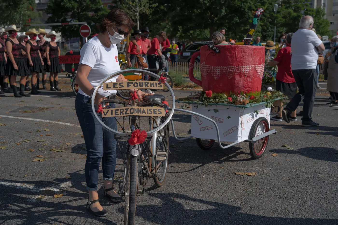 Vélo décoré et chariot fleuri préparés par des habitants de Vierzon pour le passage du Tour