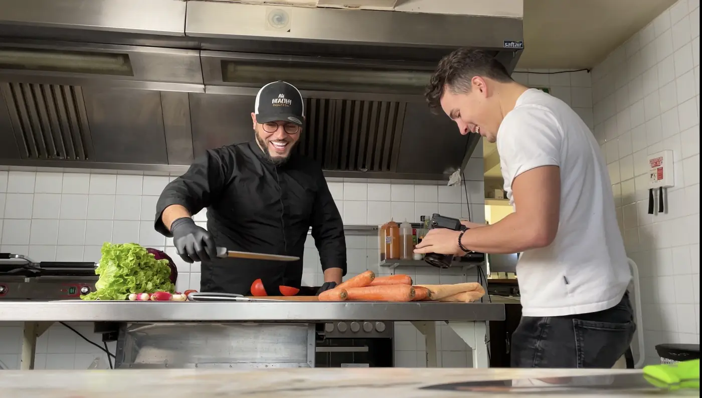 Tournage dans la cuisine d'Au Healthy à Vierzon, le cuisinier aux fourneaux pendant une prise