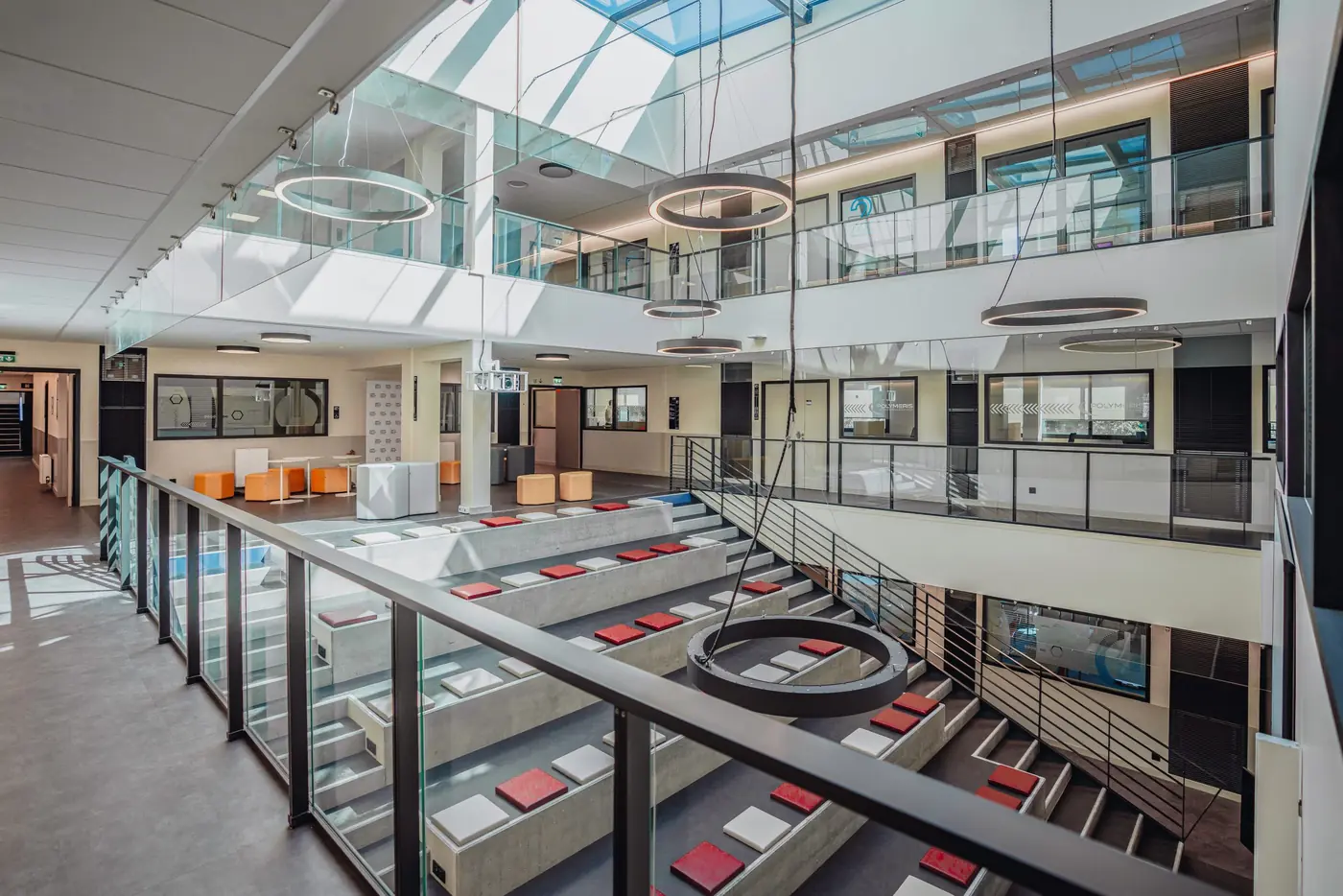 Coursives, gradins et verrière du bâtiment qui accueille TUMO Lyon au Campus Région du numérique