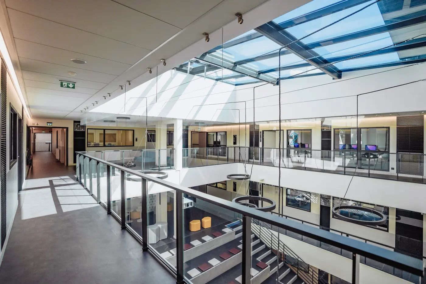 Coursive vitrée donnant sur les salles des Labs, lumière zénithale de la verrière