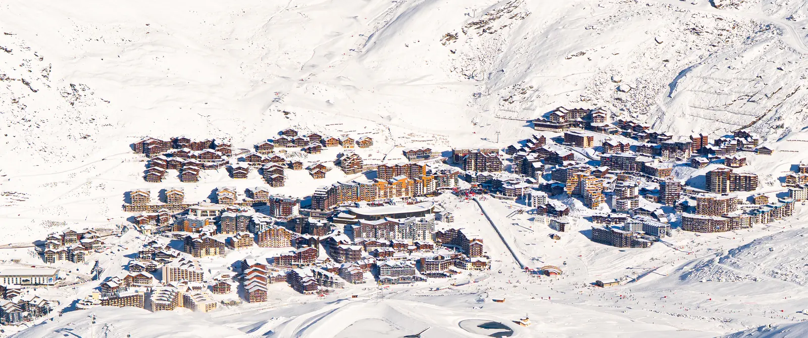 La station de Val Thorens vue d'en haut, immeubles et chalets au milieu des pistes enneigées
