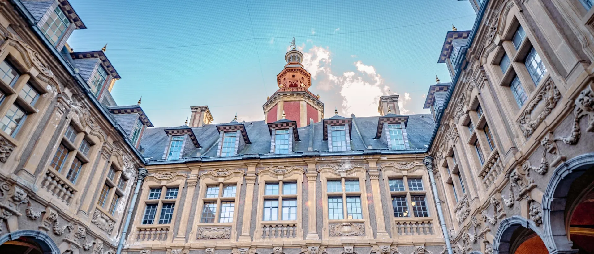 La cour de la Vieille Bourse de Lille, ses arcades et son campanile