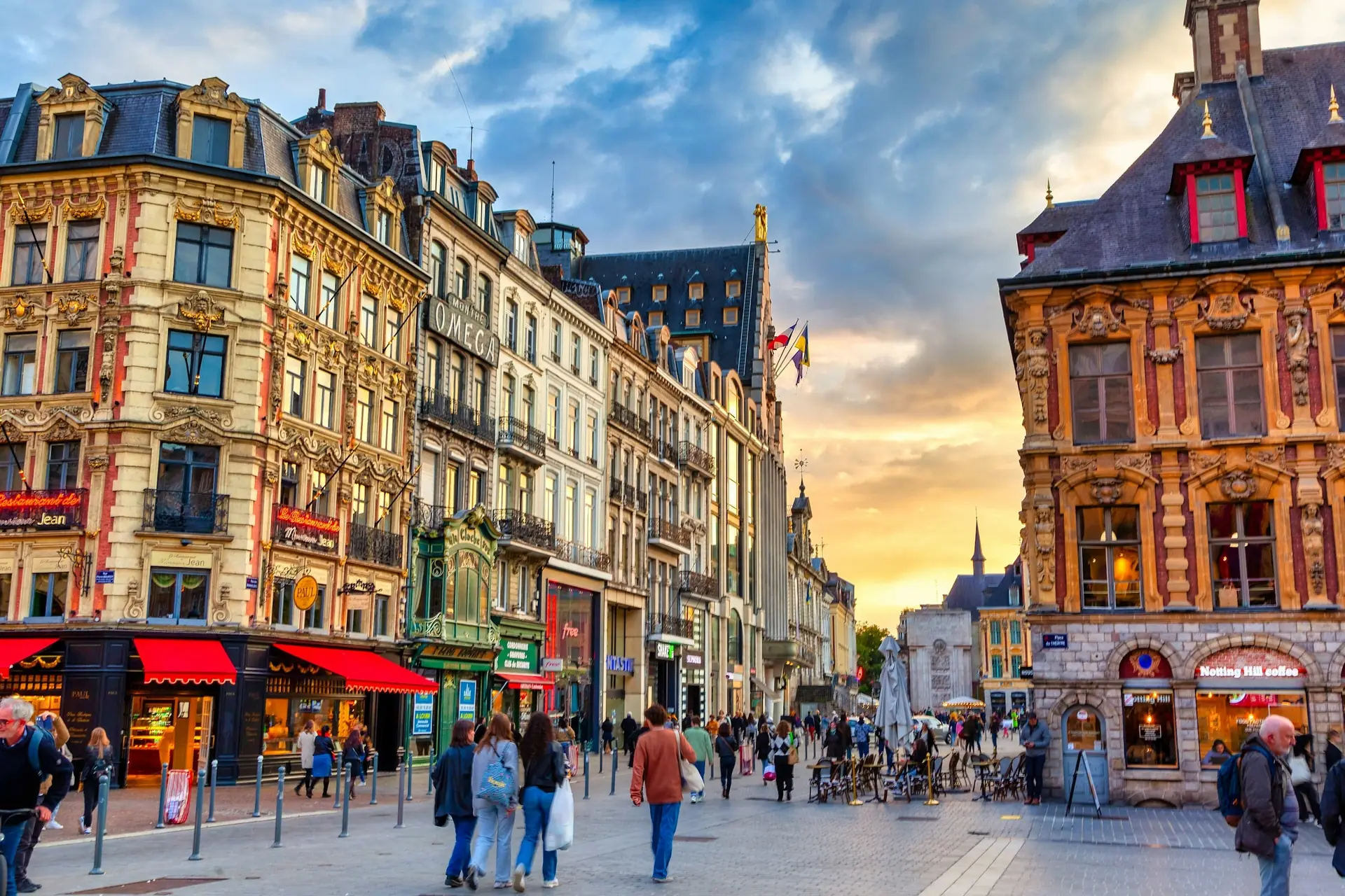Vidéaste à Lille : façades flamandes du centre historique au coucher du soleil